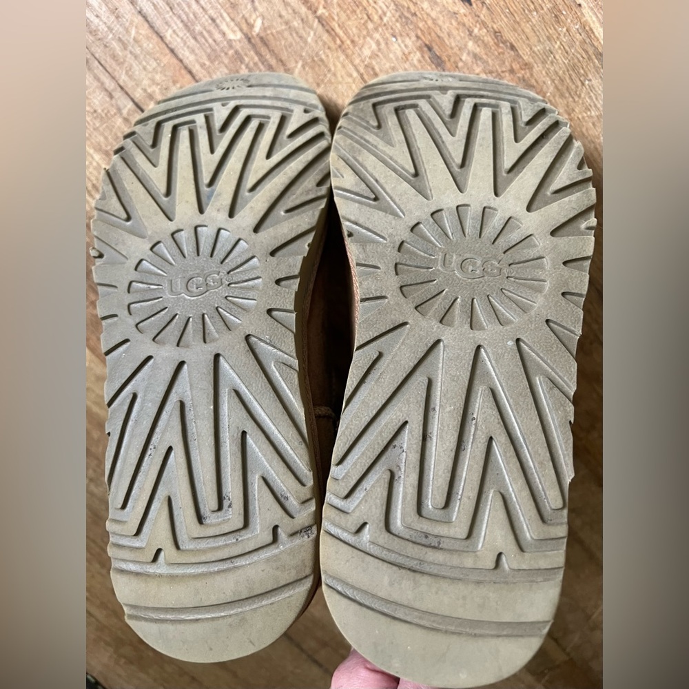 UGG CLASSIC BOOTS - Picture 5 of 5